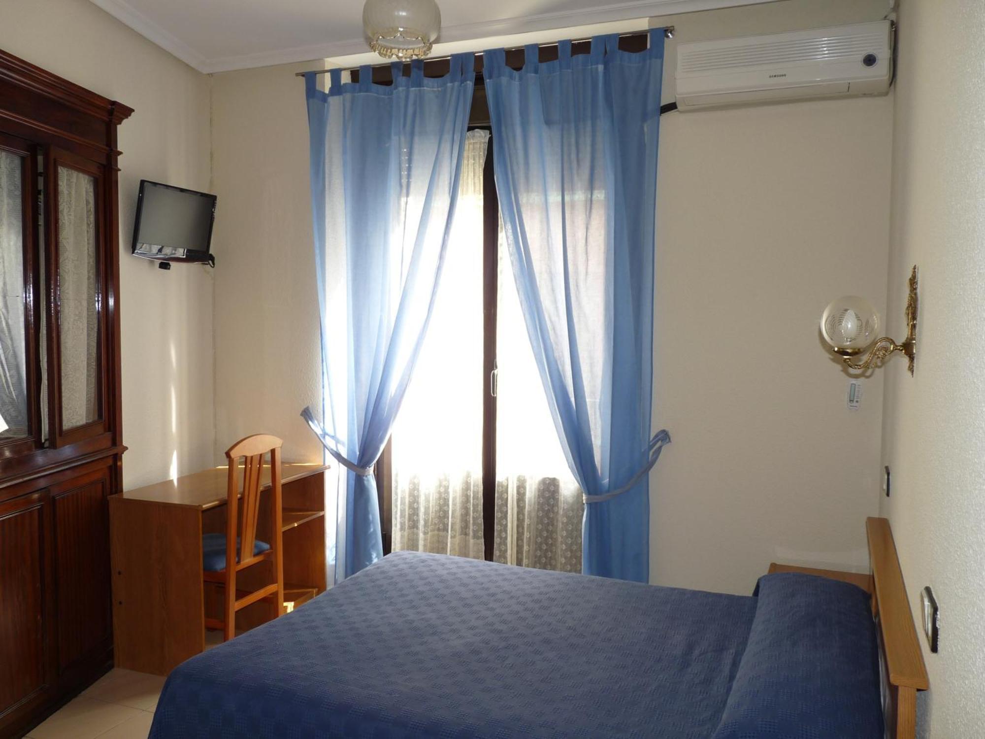 Hostal Fernandez Мадрид Экстерьер фото